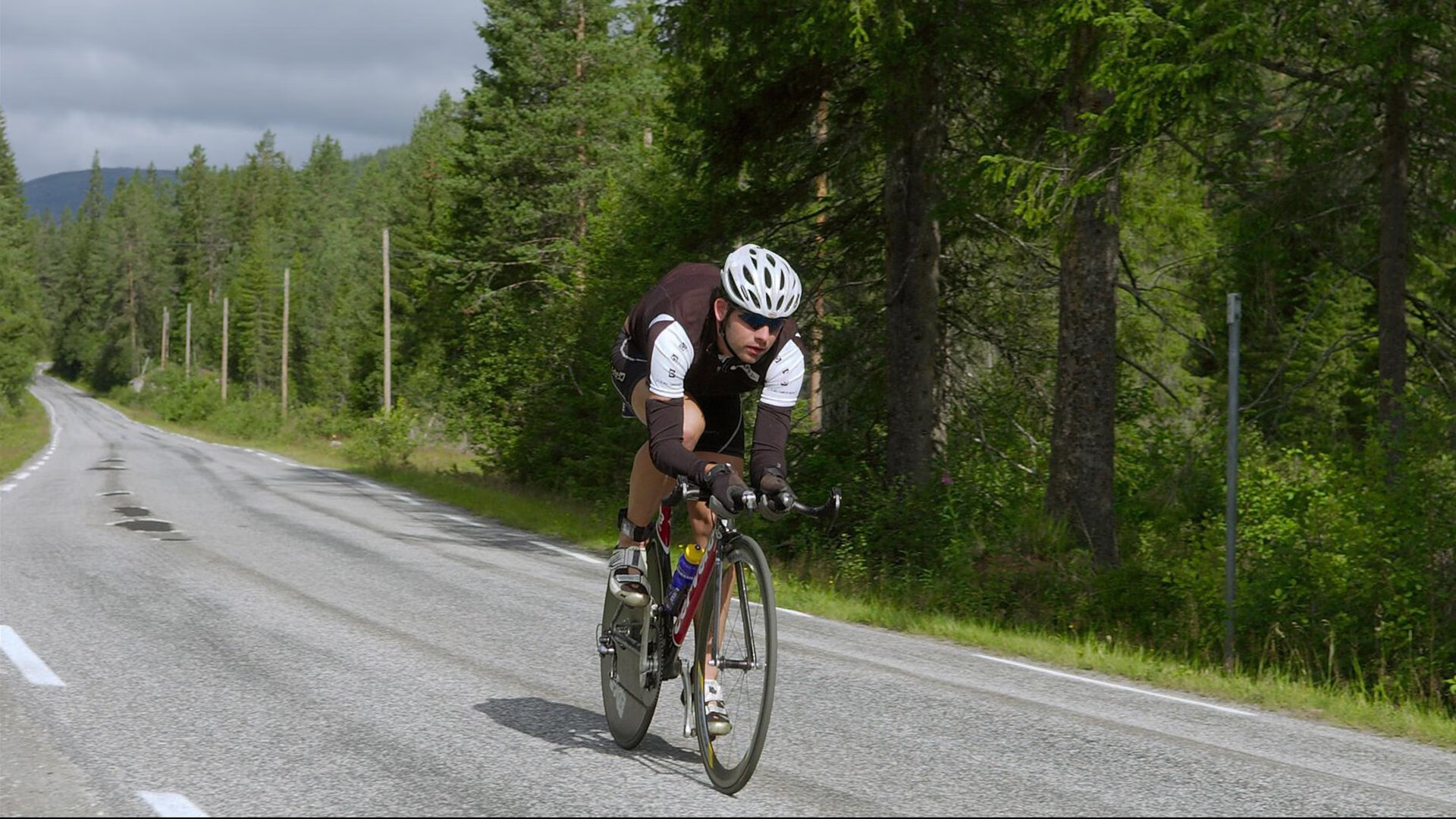 撑杆跳新星闪耀全国锦标赛 破纪录夺冠引全场沸腾